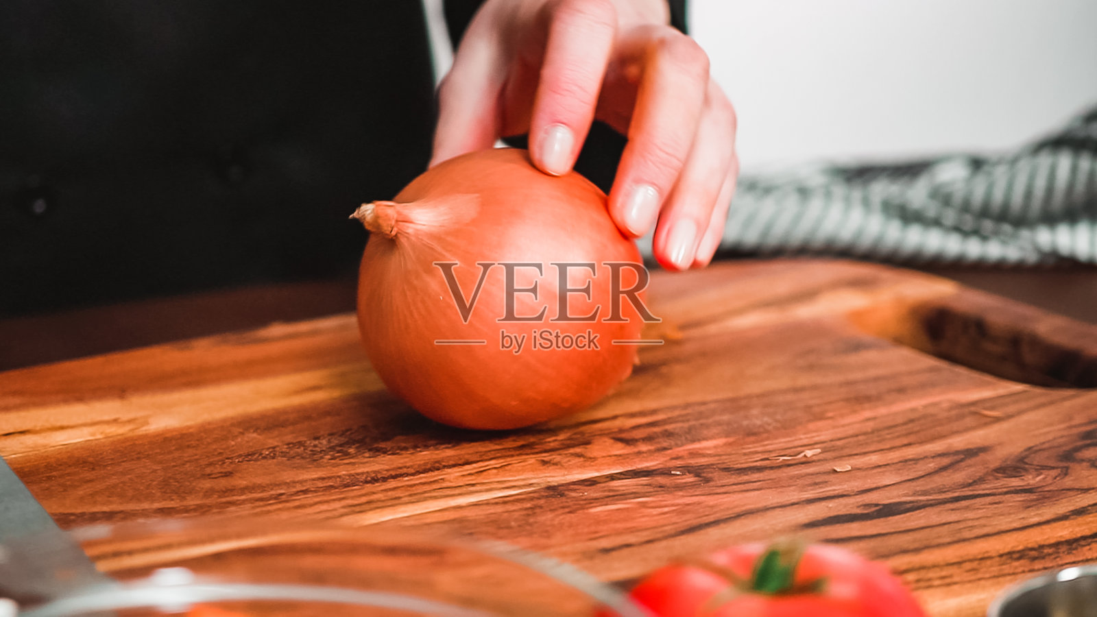 黄洋葱切成小方块,用来做甜菜汤,罗宋汤。照片摄影图片