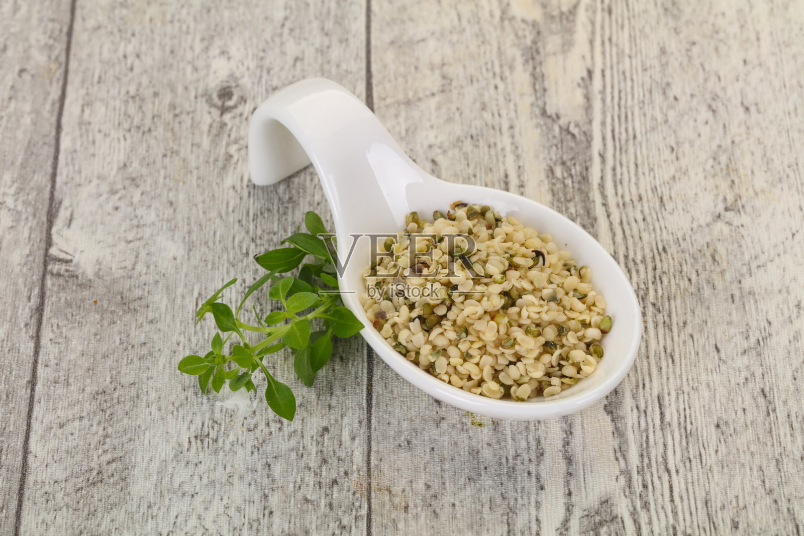 在碗里剥去大麻种子照片摄影图片