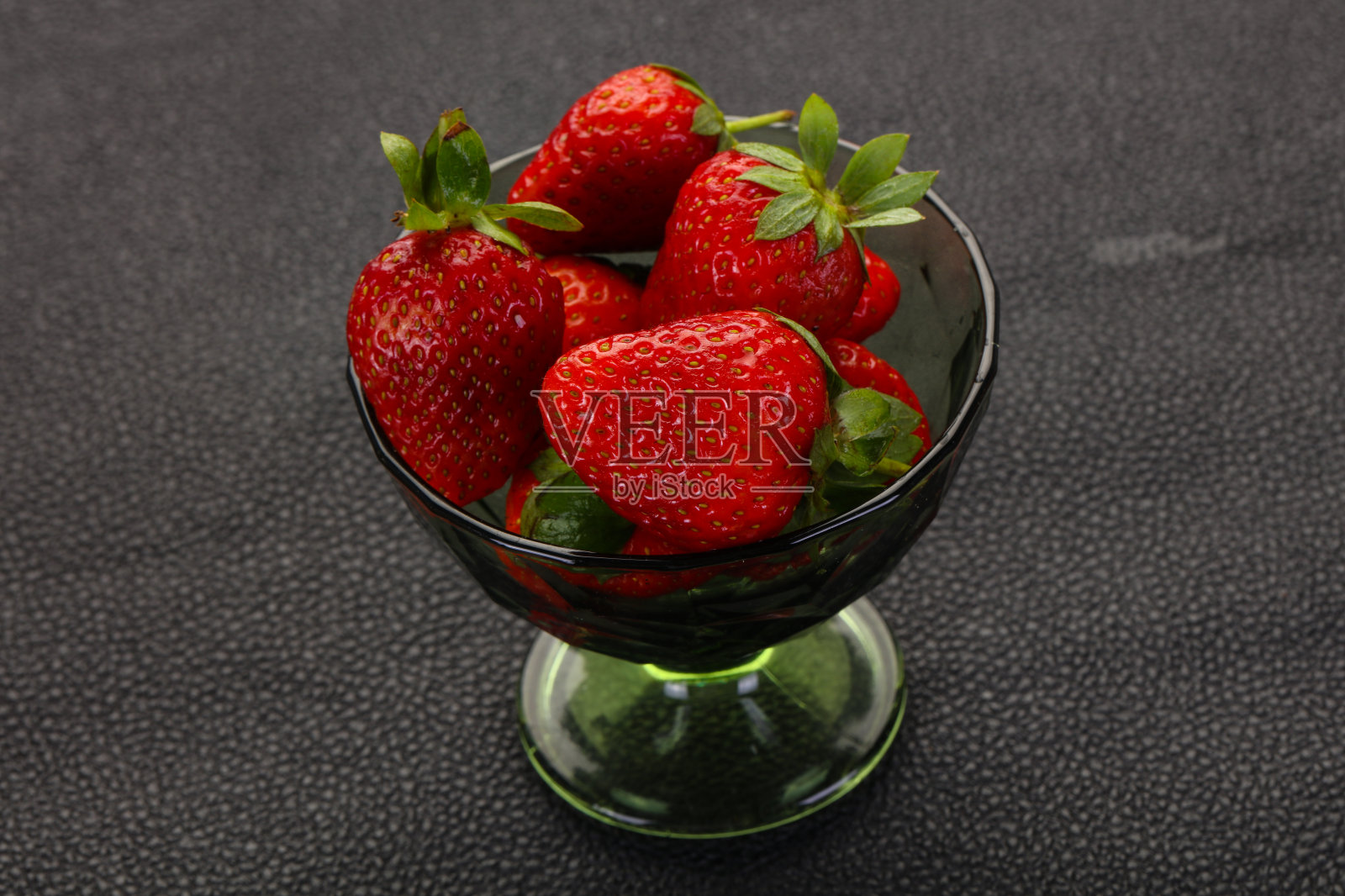 成熟的新鲜的草莓照片摄影图片