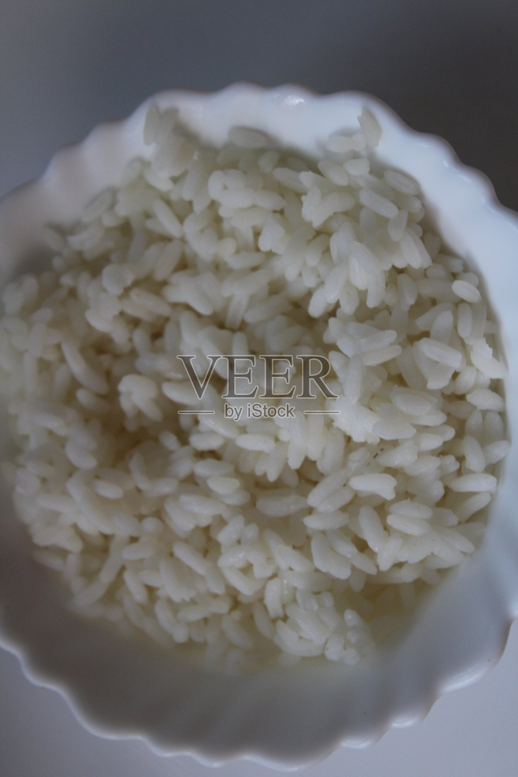 白米饭放在白色的碗里。照片摄影图片