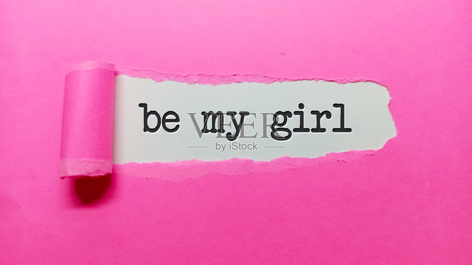 撕裂纸张下的文字:做我的女孩,励志概念文本照片摄影图片