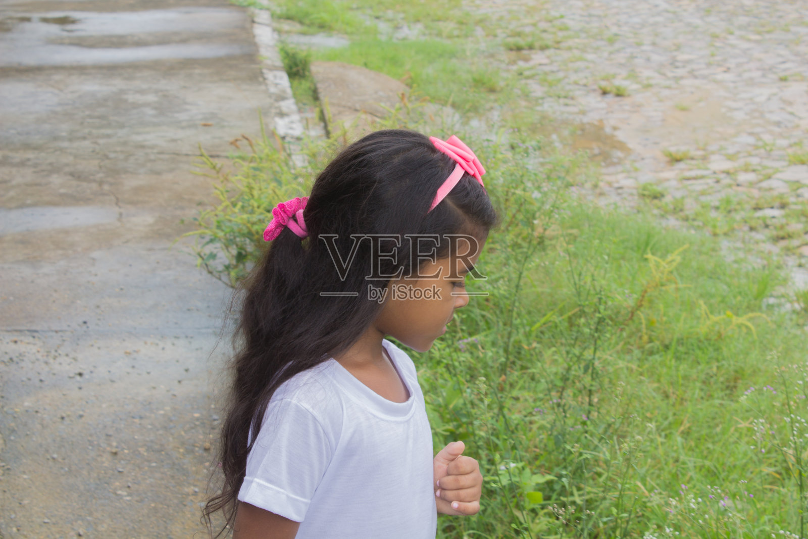 可爱的小女孩在乡下玩。照片摄影图片