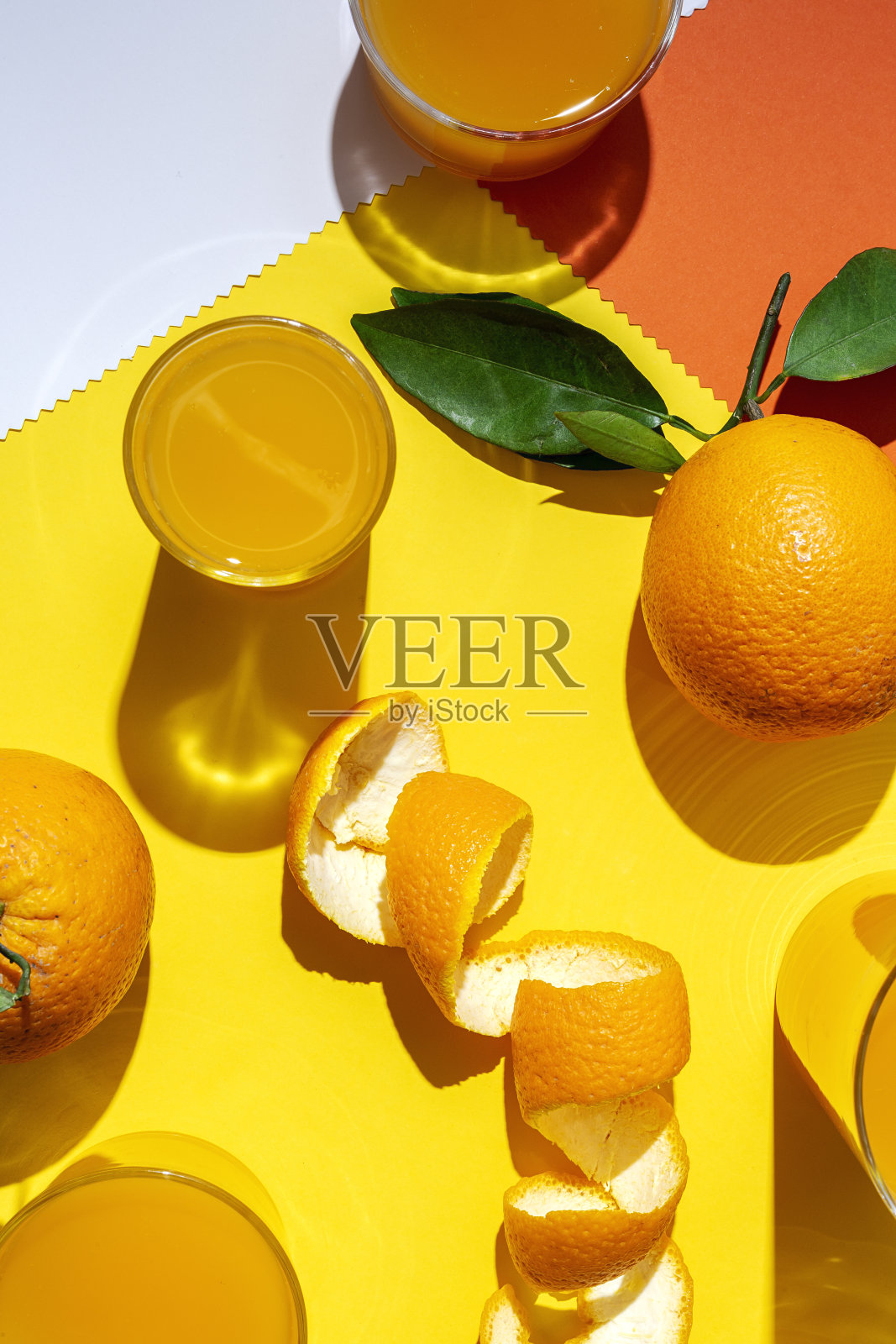 彩色背景上的橙汁。照片摄影图片