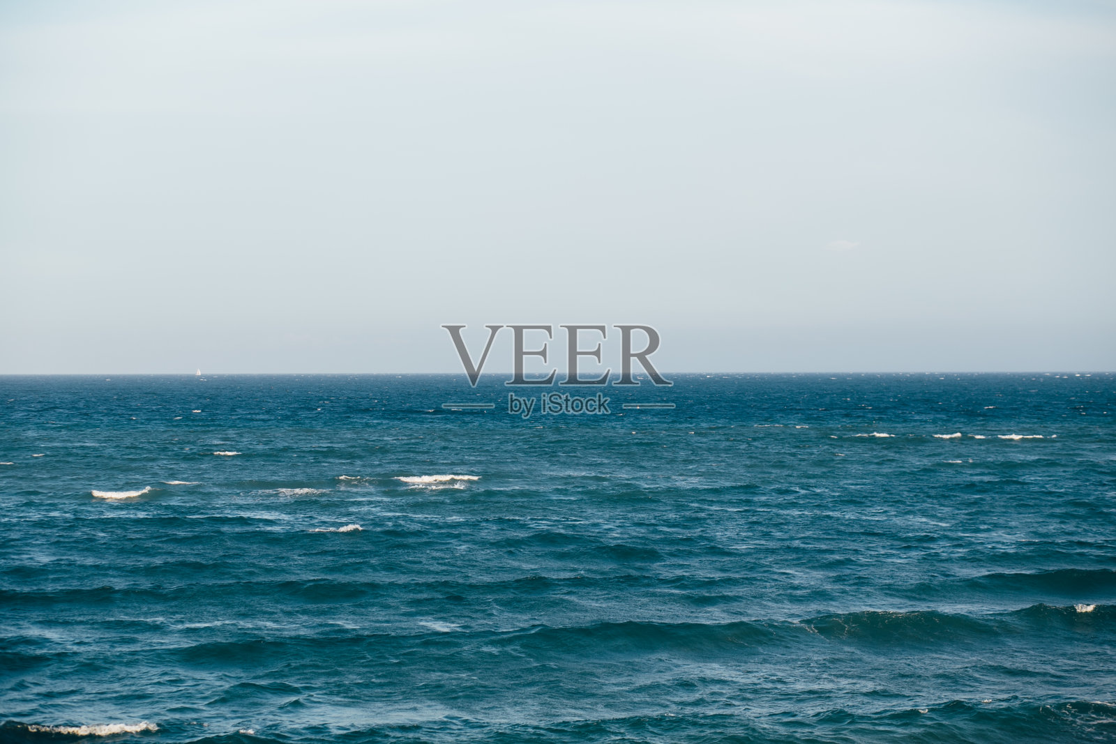 蓝色的大海与波浪和多云的天空背景。大西洋。海景背景设计。照片摄影图片