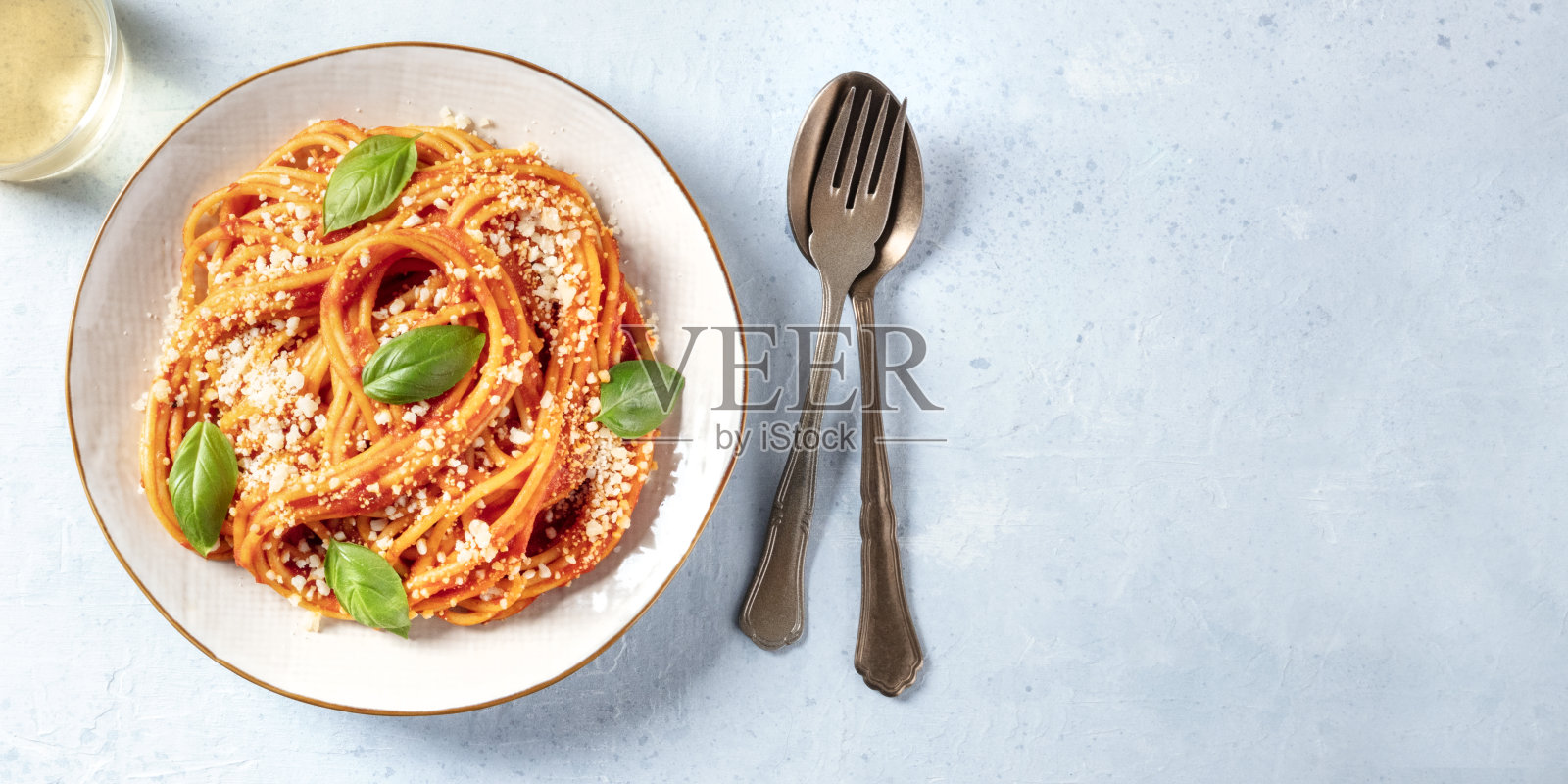 意大利面食全景。意大利面,番茄酱,奶酪和罗勒,头顶拍摄,复制空间照片摄影图片