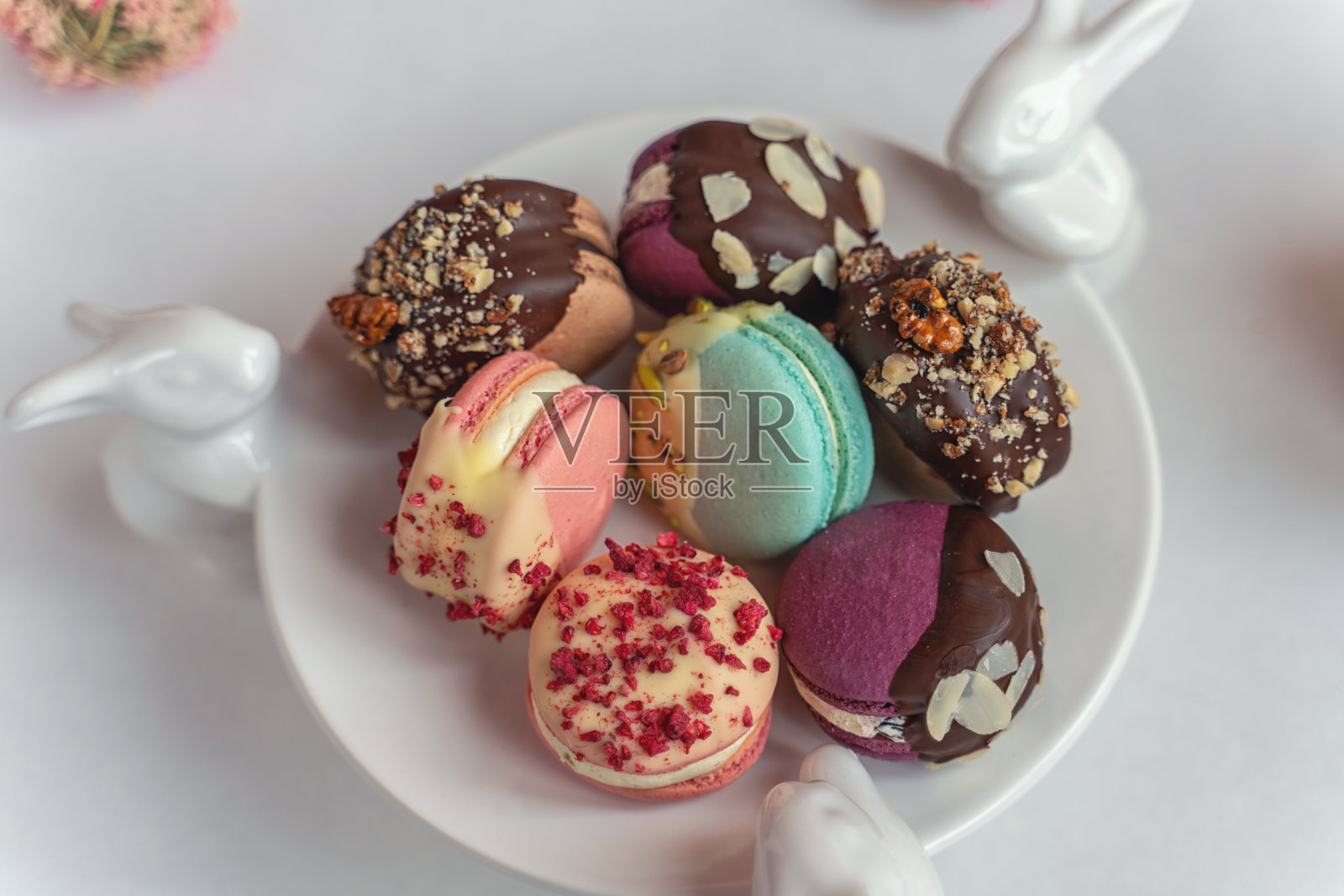 不同颜色的大尺寸马卡龙蛋糕,在浅白色的背景上,美丽的布局照片摄影图片