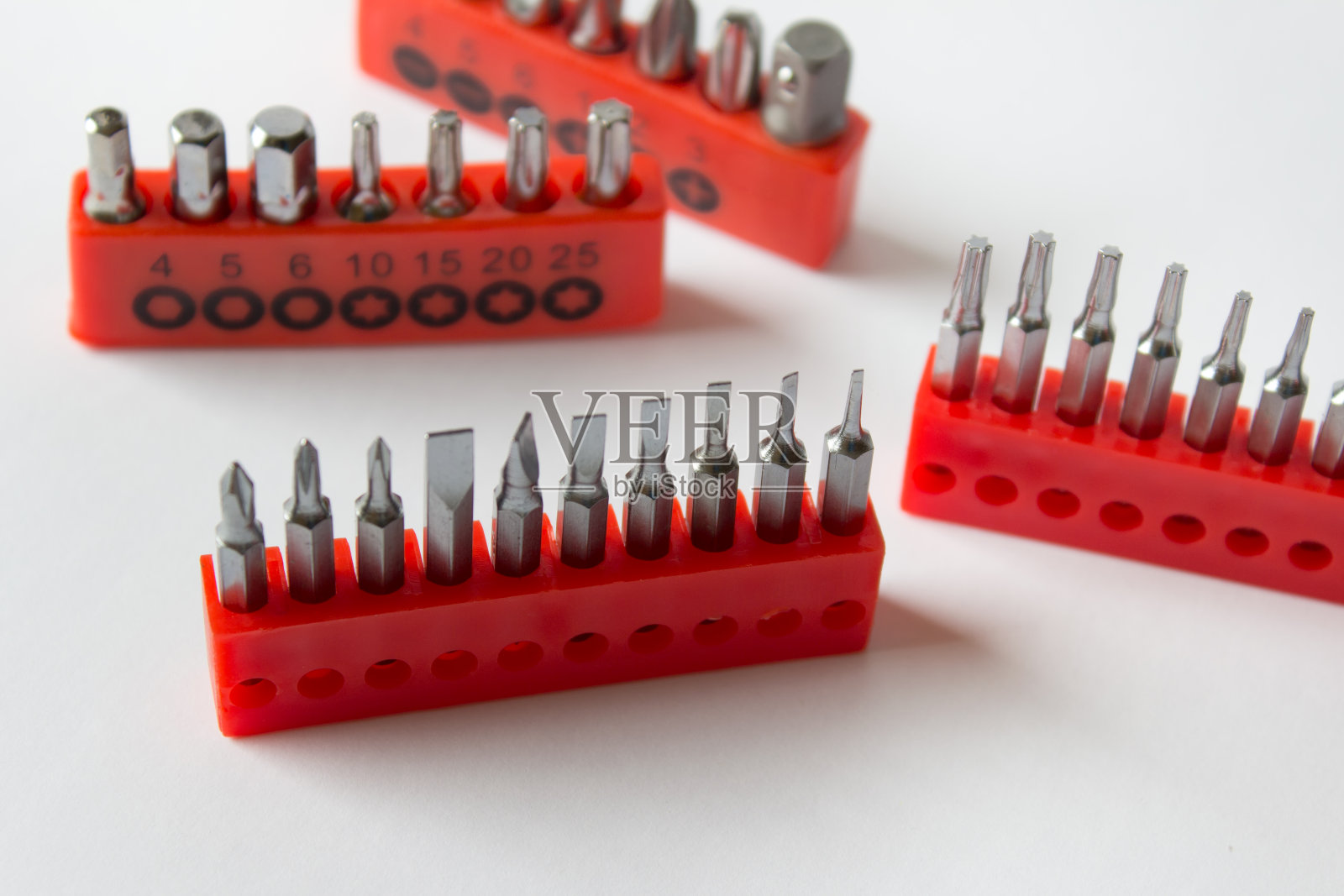 红色架子上的一套螺丝刀照片摄影图片