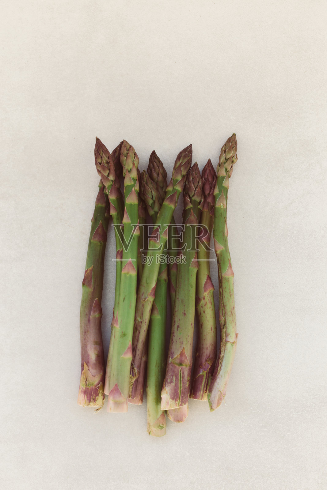 芦笋在浅灰色背景的Topview镜头照片摄影图片