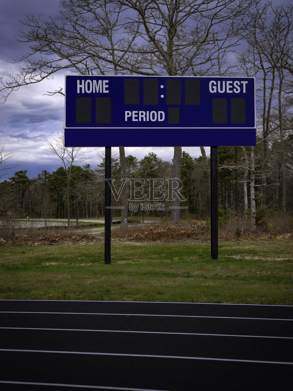 户外运动场跑道上的蓝色数字记分牌照片摄影图片