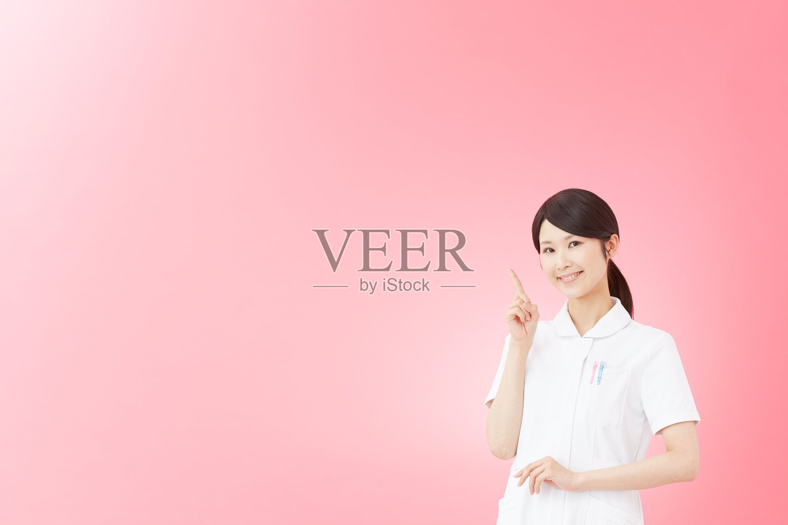 亚洲女人指着一边照片摄影图片