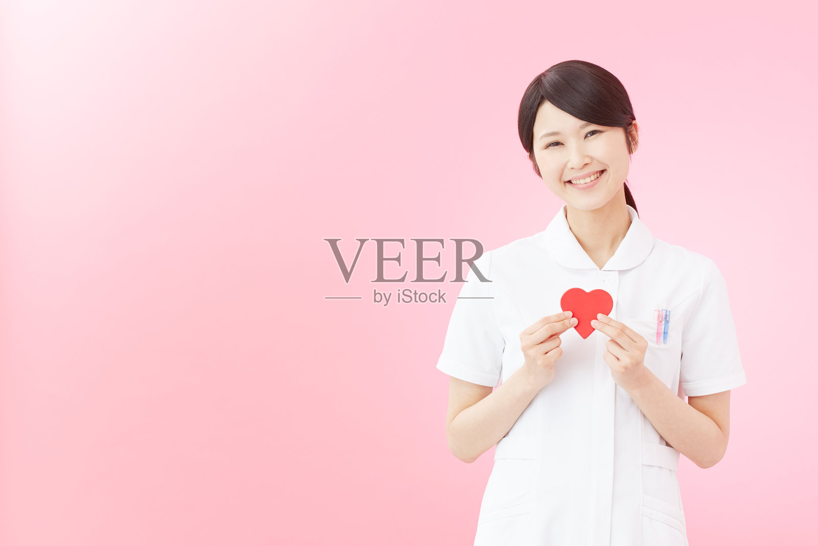 有爱心的亚洲女人照片摄影图片