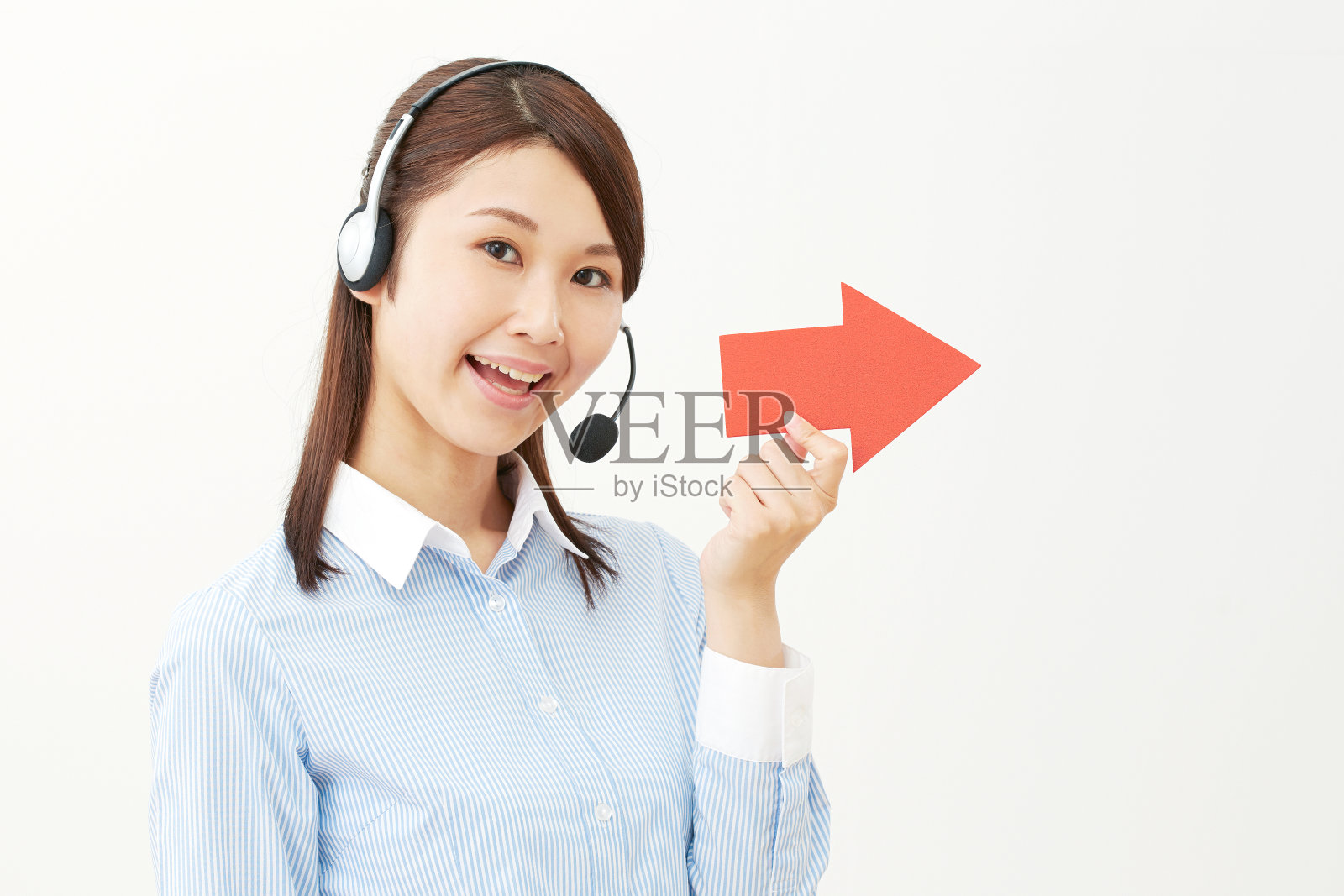 亚洲女人指着一边照片摄影图片