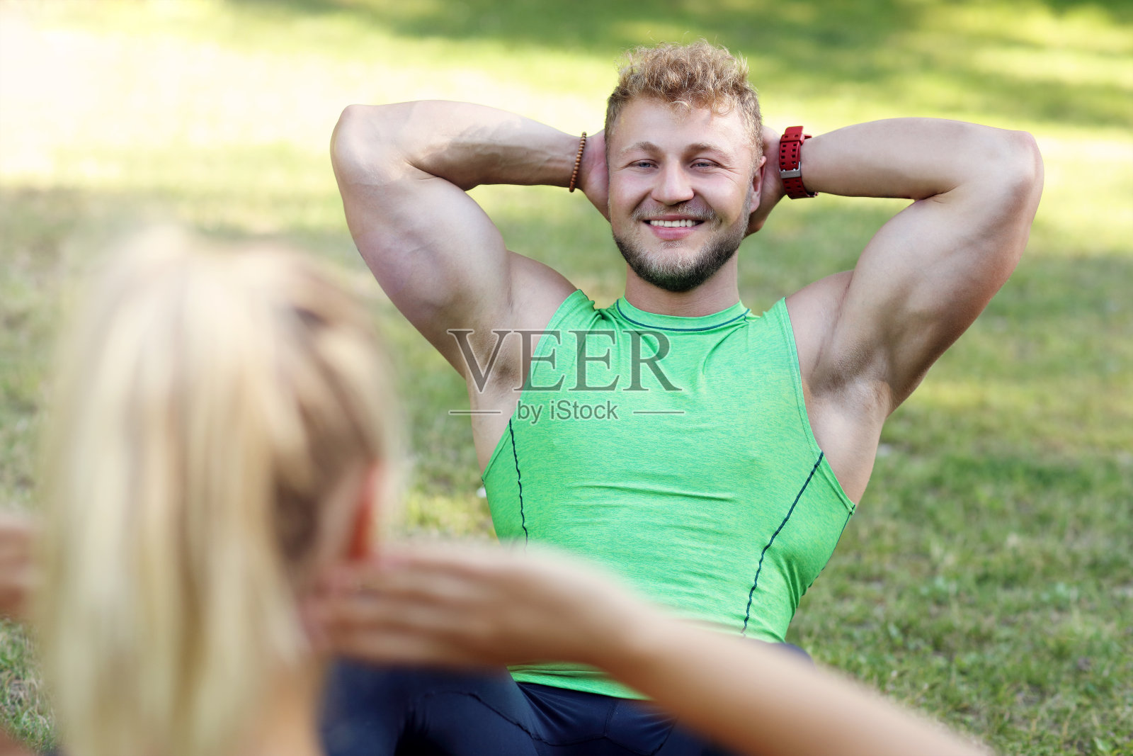 一对年轻夫妇在公园里慢跑照片摄影图片