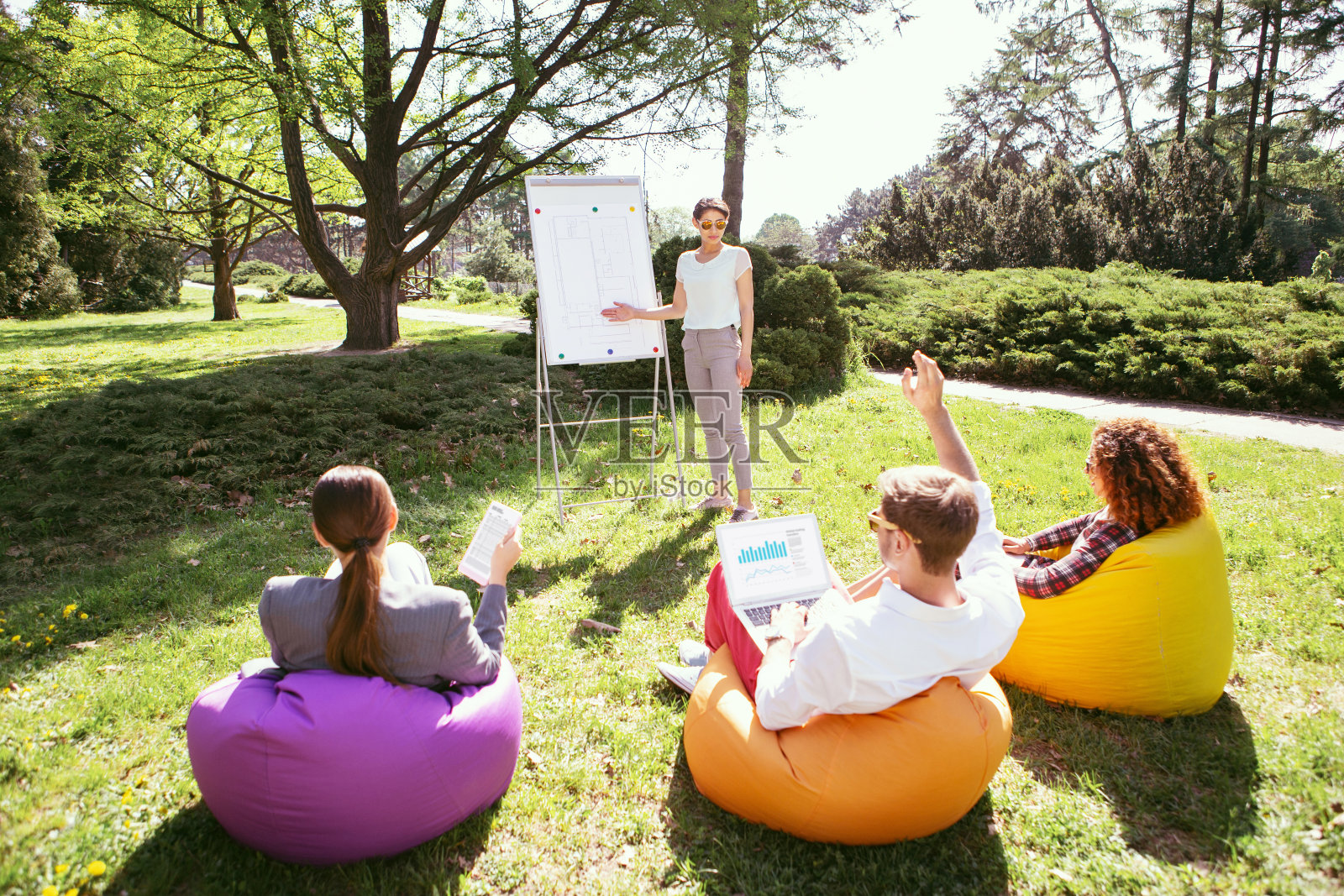 坚定的女孩站在板子旁边照片摄影图片