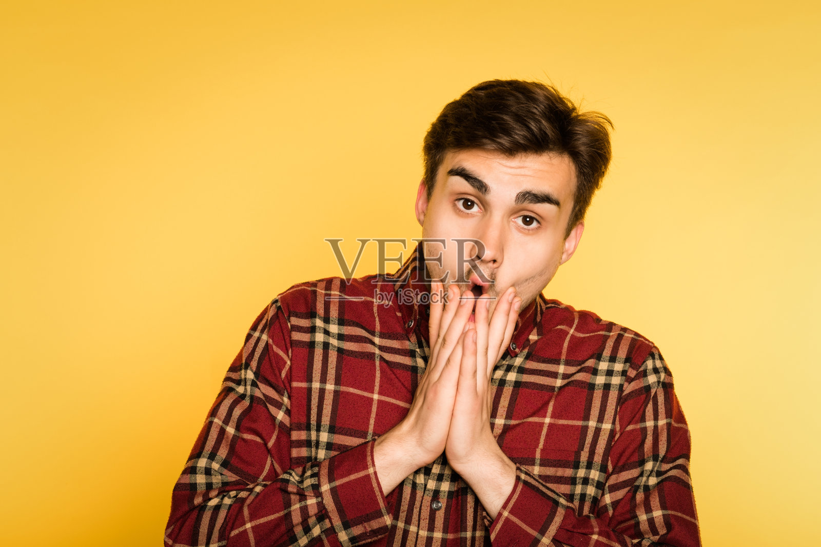 惊讶震惊目瞪口呆的男人捂着嘴情绪照片摄影图片