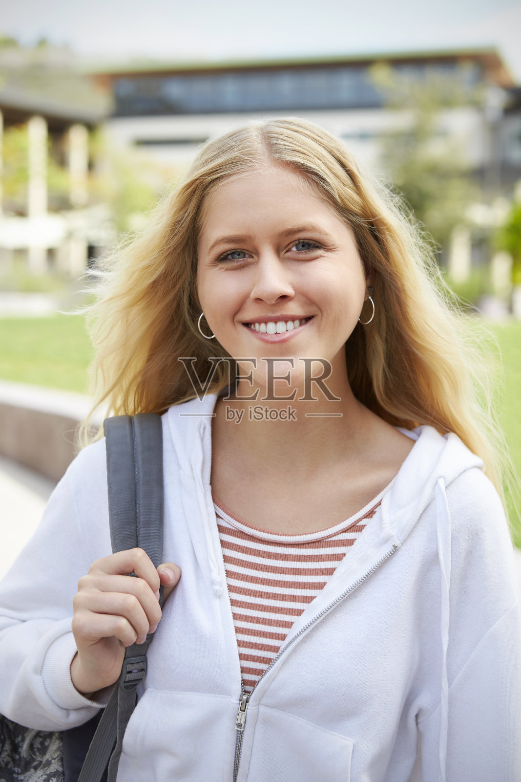 女高中生在大学教学楼外的肖像照片摄影图片