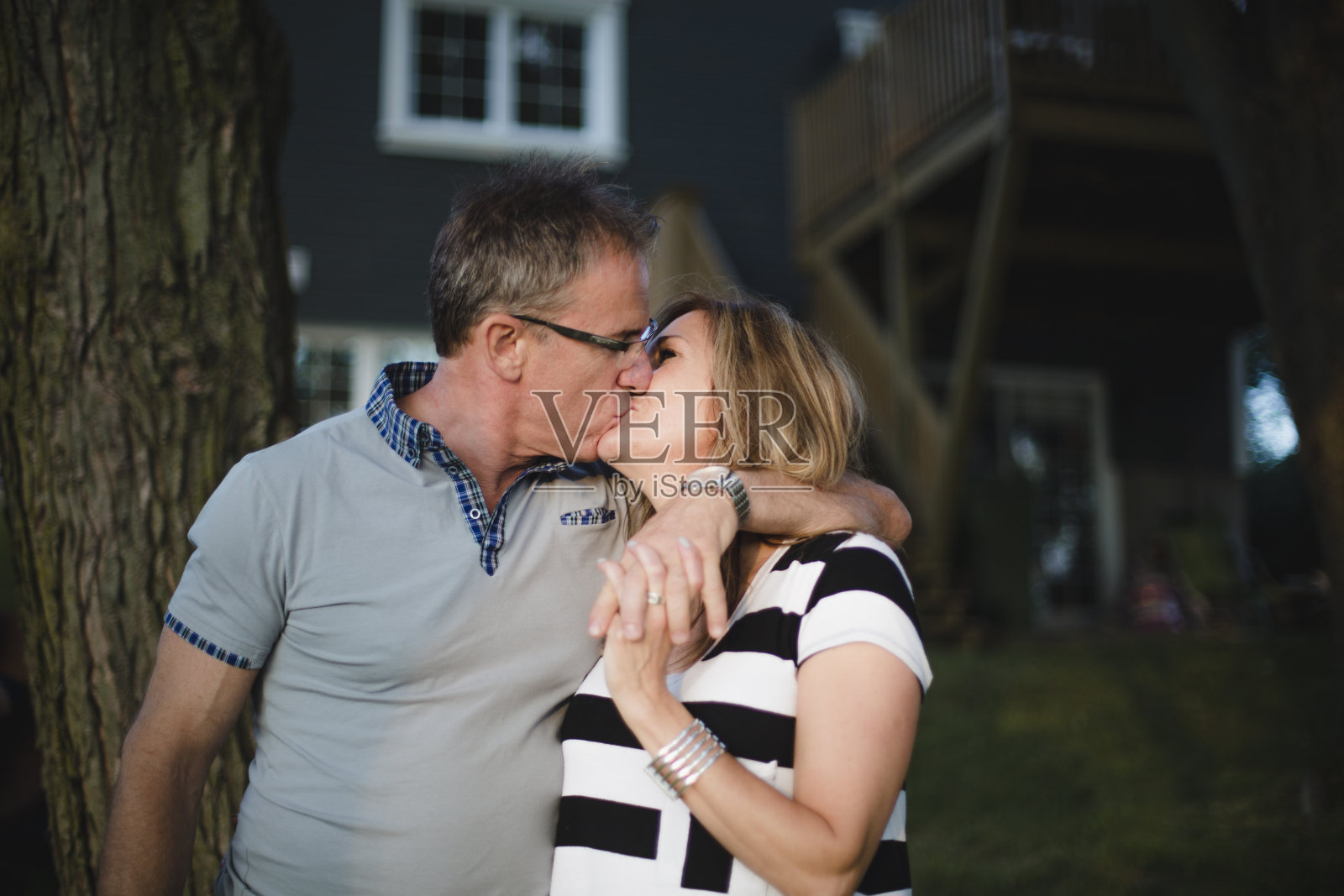 日落时分,一对幸福成熟的情侣照片摄影图片