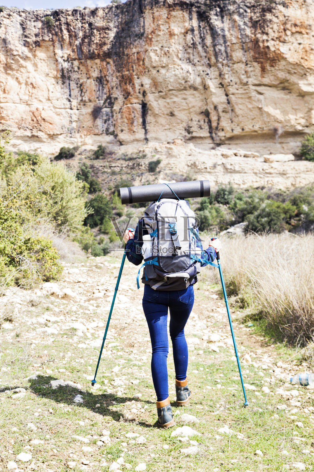 一位年轻的徒步旅行者正在登山。照片摄影图片