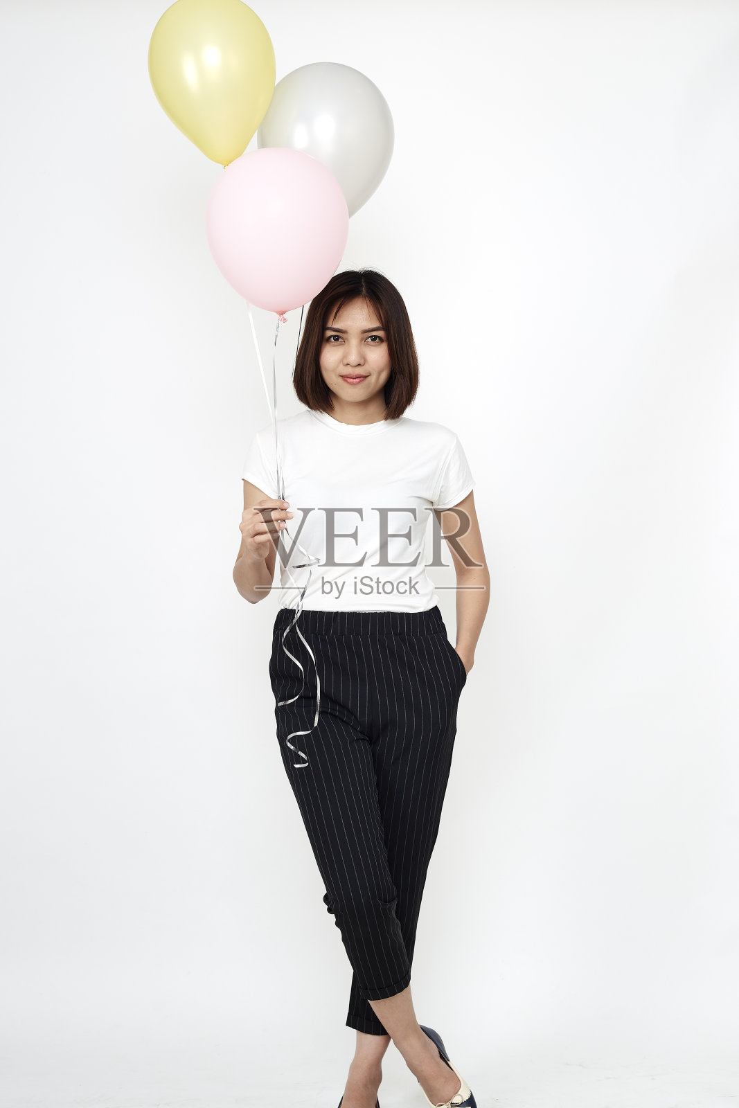 白色背景上有气球的快乐女人的肖像照片摄影图片