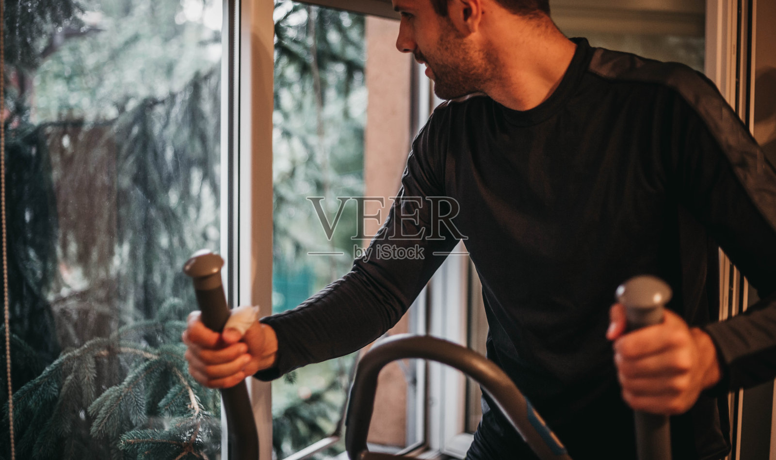 男人在家工作照片摄影图片