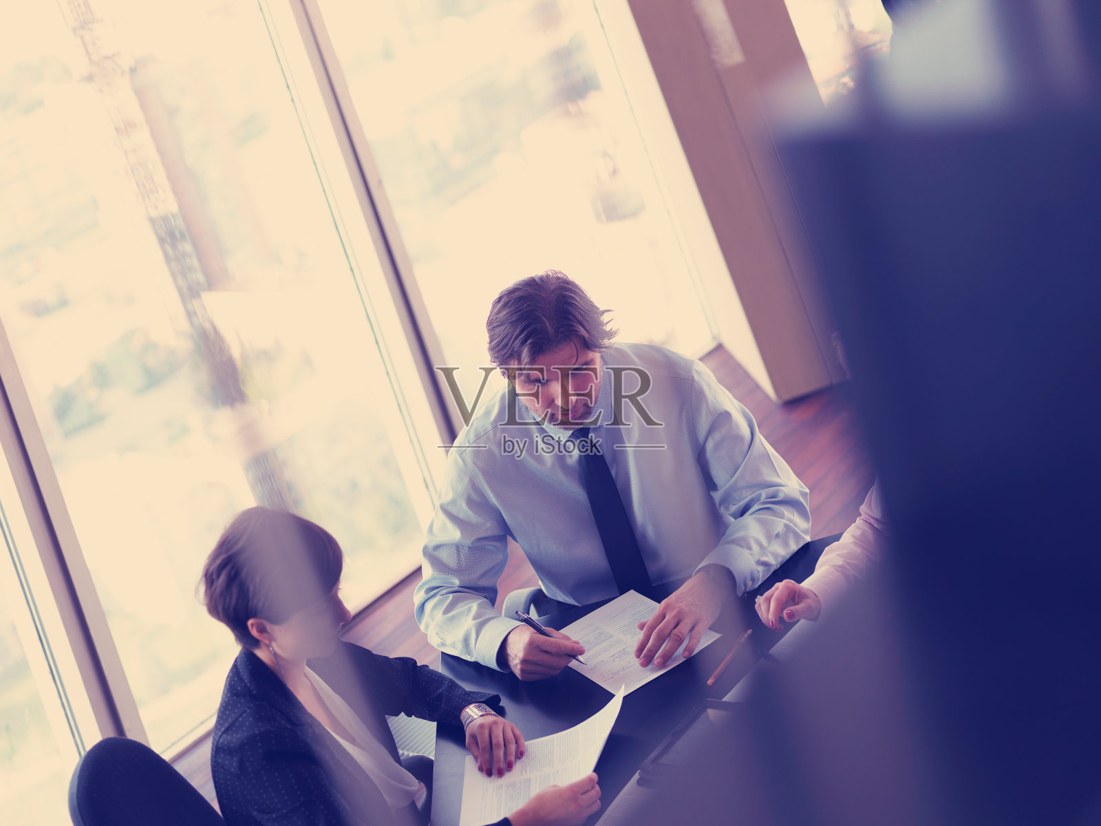 会议上的商务人士小组的俯视图照片摄影图片