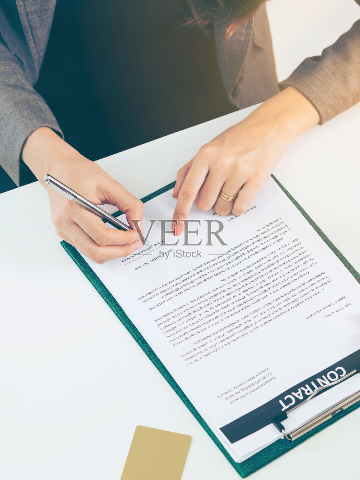 女商人在办公室签署协议合同。照片摄影图片