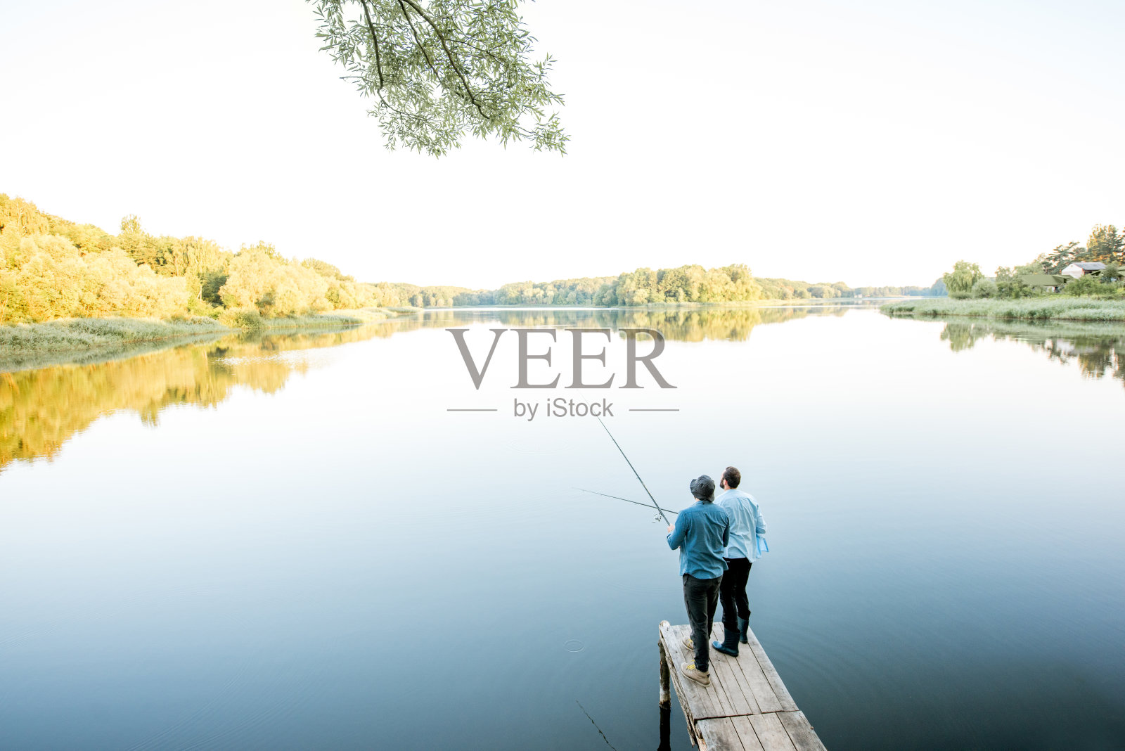 人们在湖上钓鱼照片摄影图片