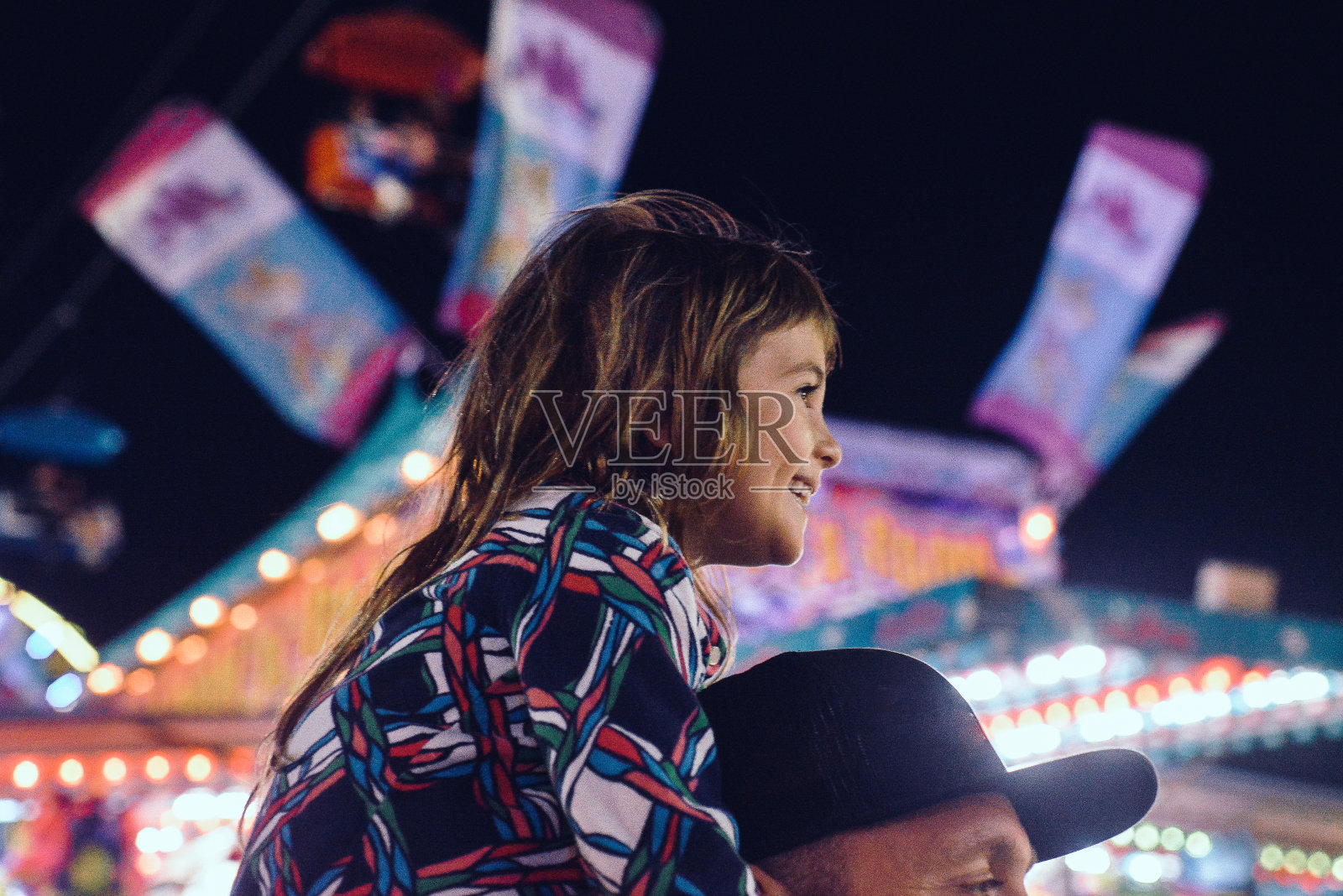 和爸爸在集市上照片摄影图片