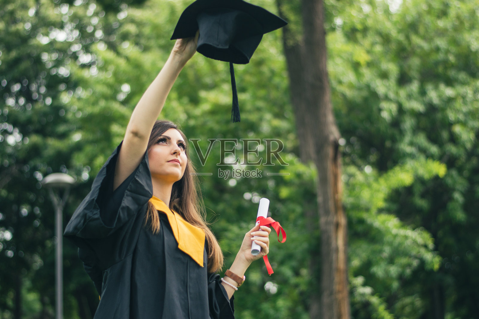 研究生把帽子抛向天空照片摄影图片
