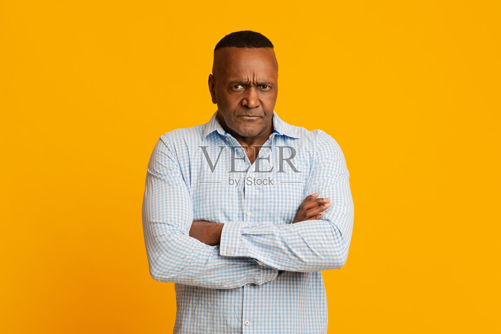 脾气暴躁的成熟非裔美国人看着镜头照片摄影图片