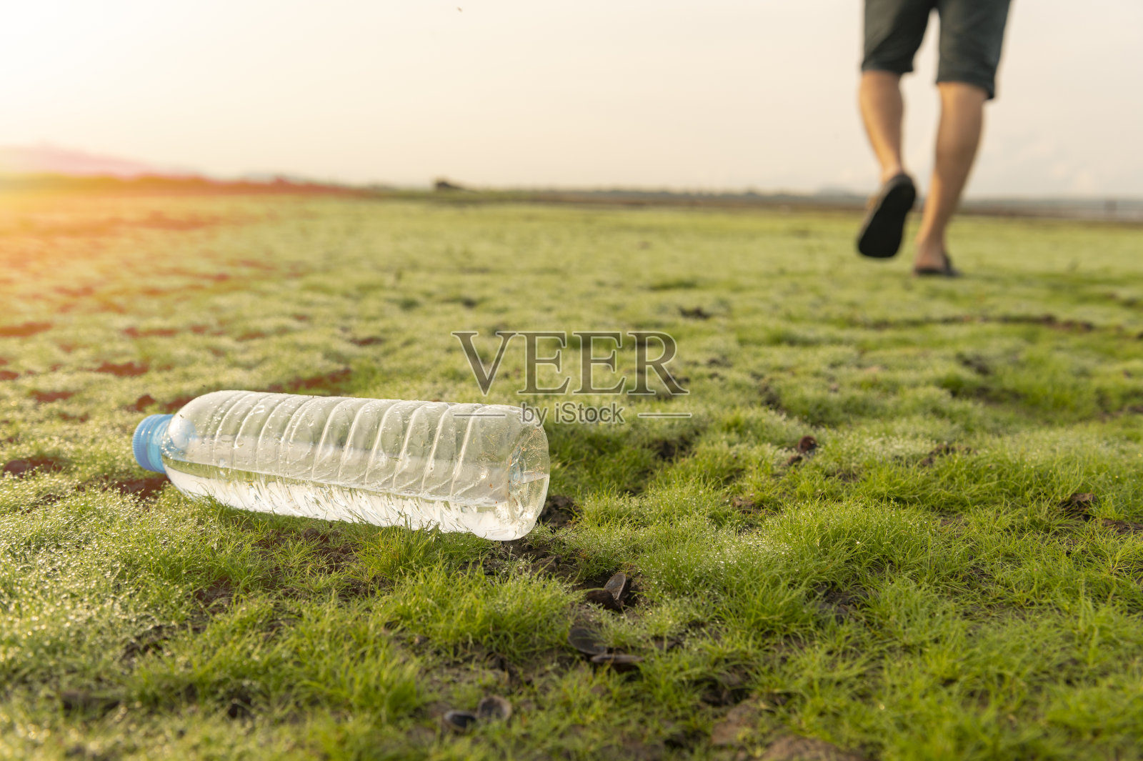 游客留下的塑料水瓶污染。照片摄影图片