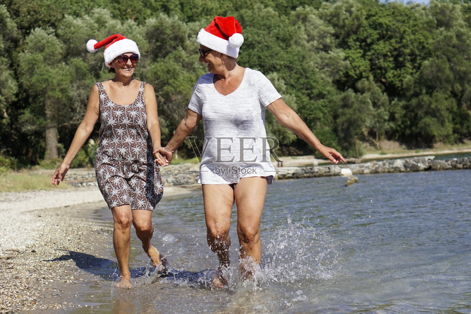 老年妇女在海滩上过圣诞节照片摄影图片