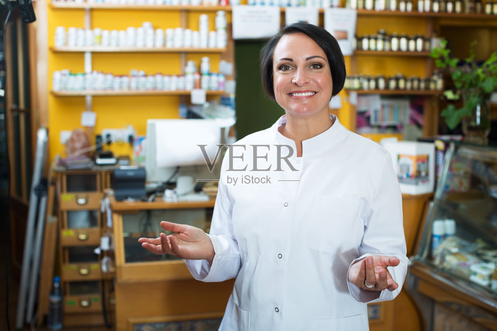 女药剂师在店里照片摄影图片