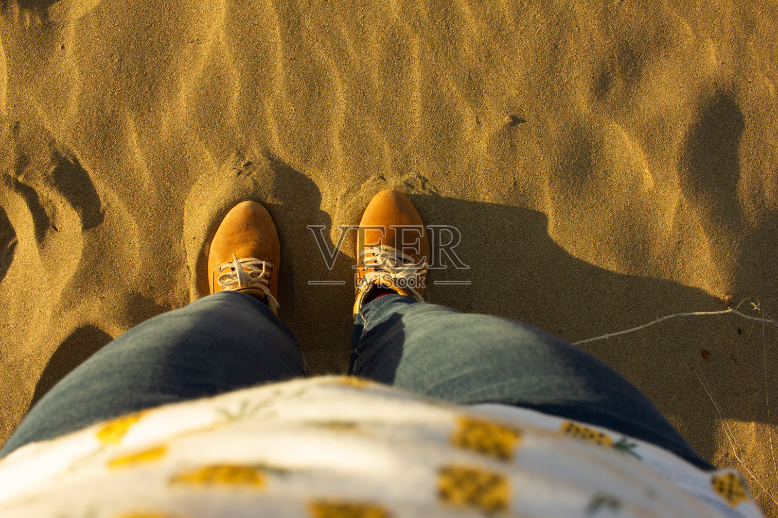 走在沙滩上照片摄影图片