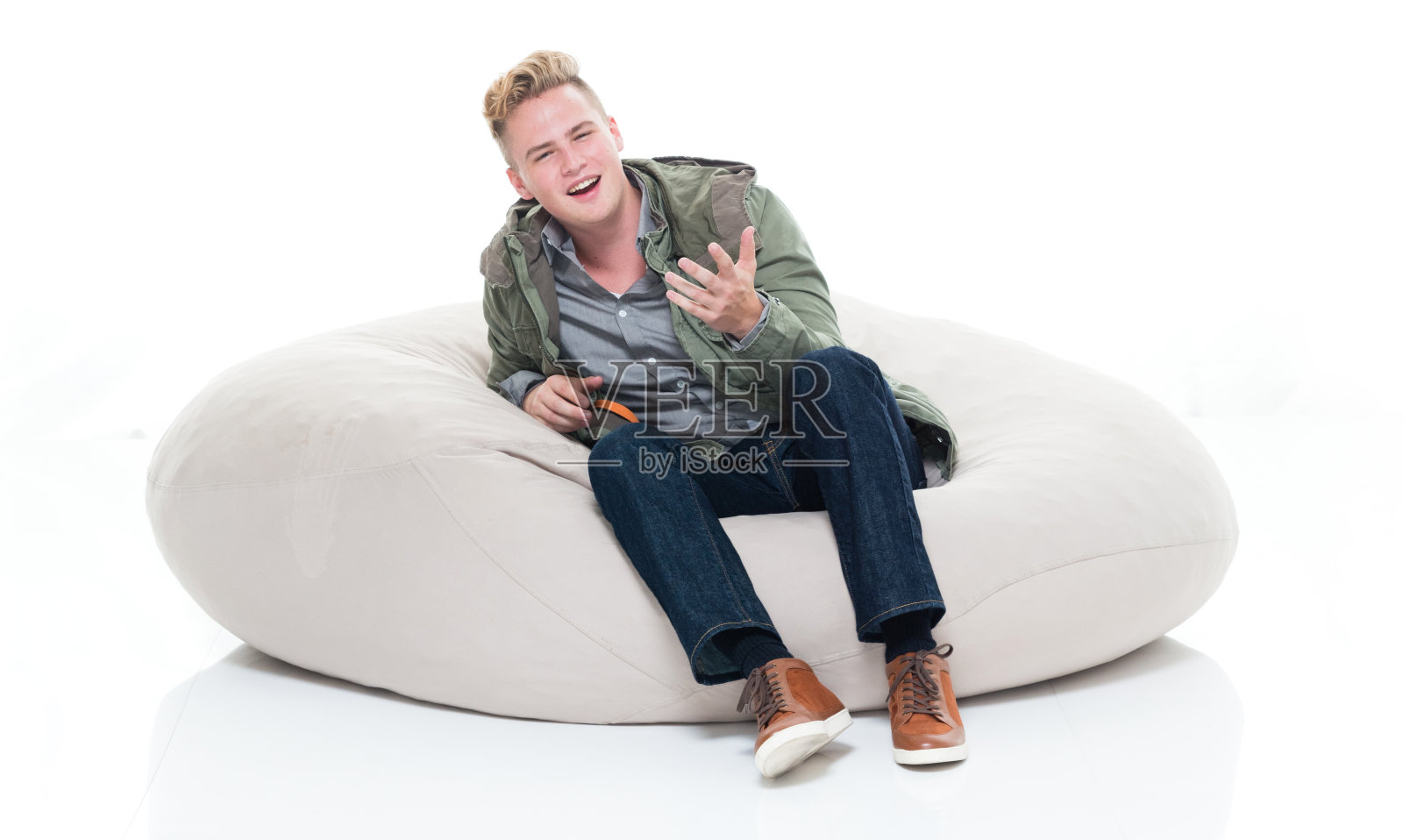 白人男孩在白色背景下穿着纽扣衬衫照片摄影图片