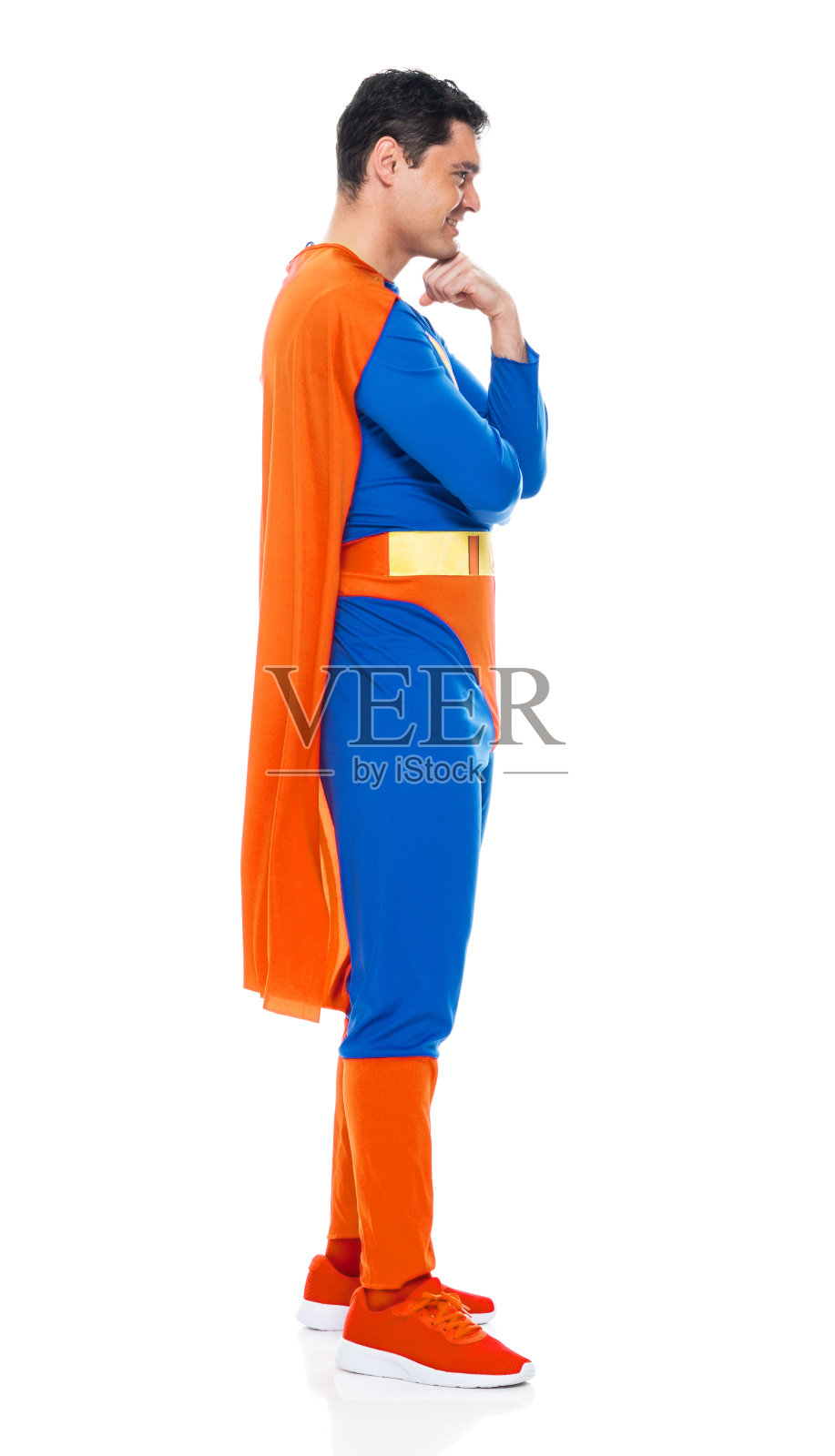 白人年轻男性英雄穿着服装站在白色背景前照片摄影图片