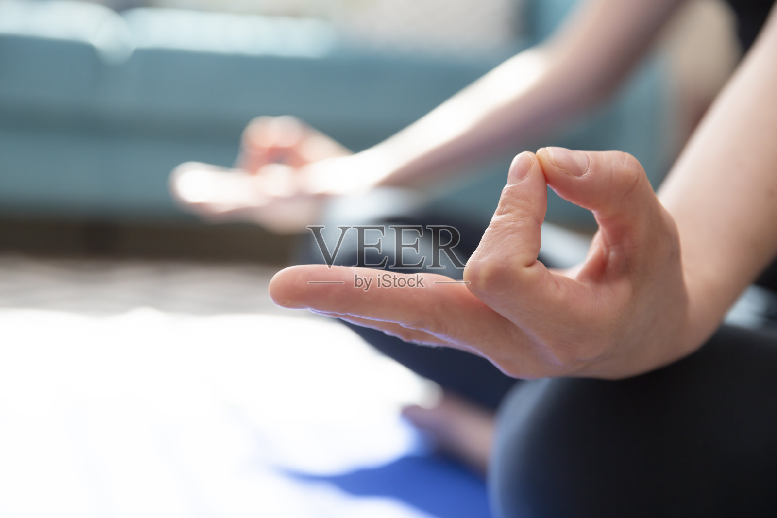 手在下巴摩照片摄影图片