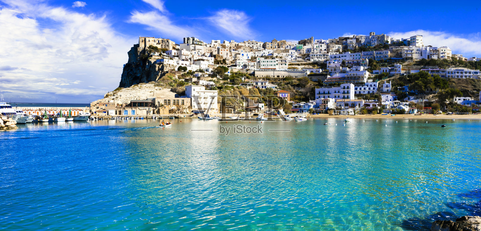 意大利普利亚风景如画的海滨小镇Peschici。意大利的暑假照片摄影图片