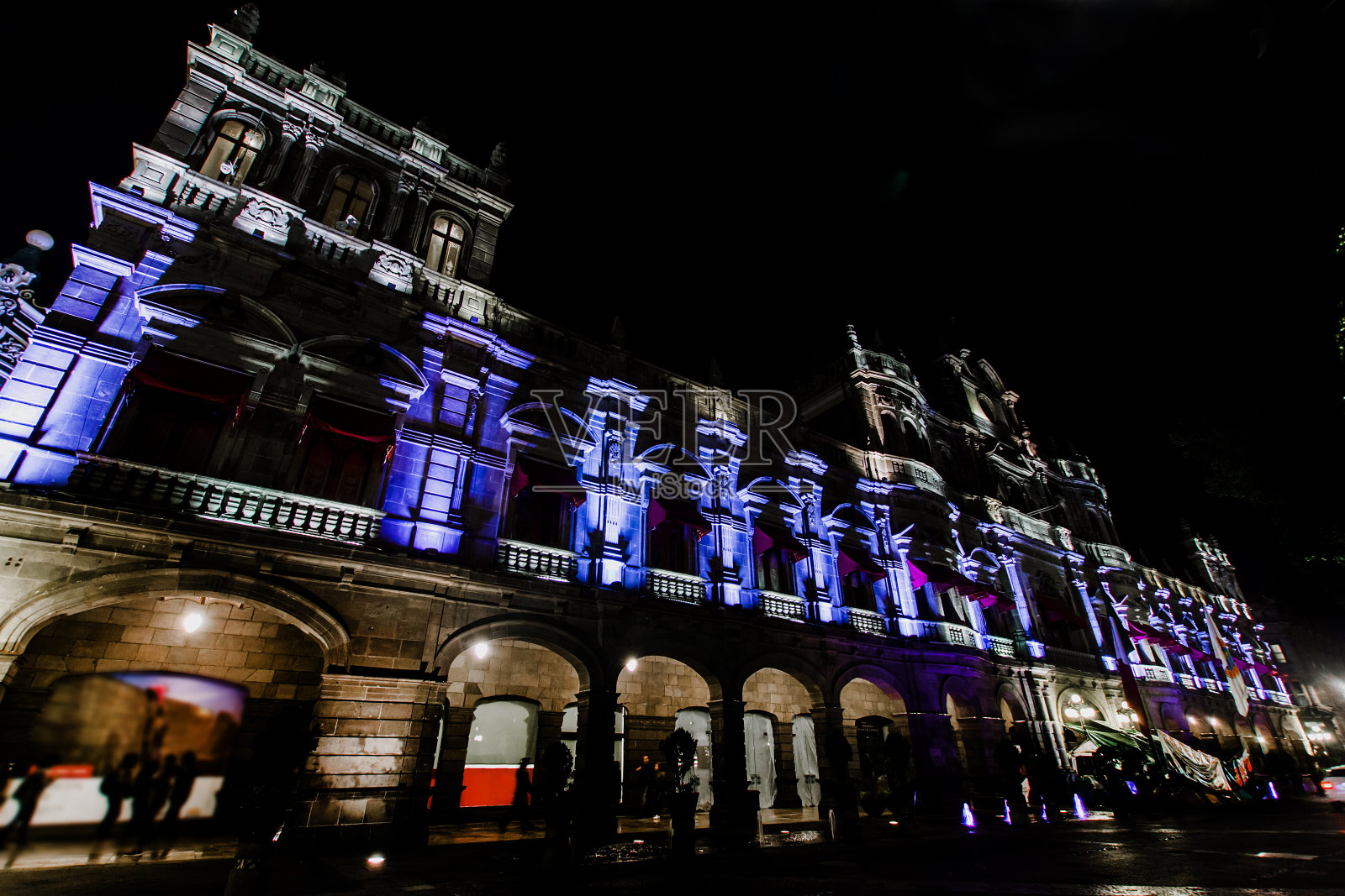 墨西哥普埃布拉,墨西哥殖民城市晚上的市政宫殿照片摄影图片
