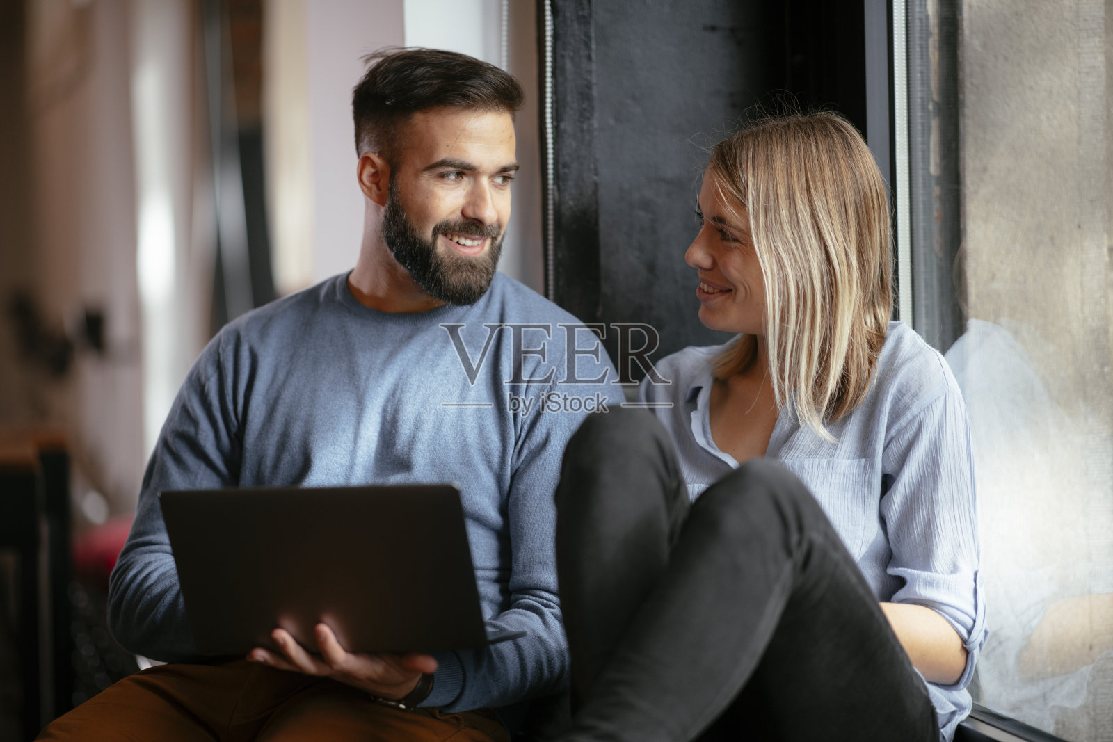 商人向合伙人讲解新计划照片摄影图片