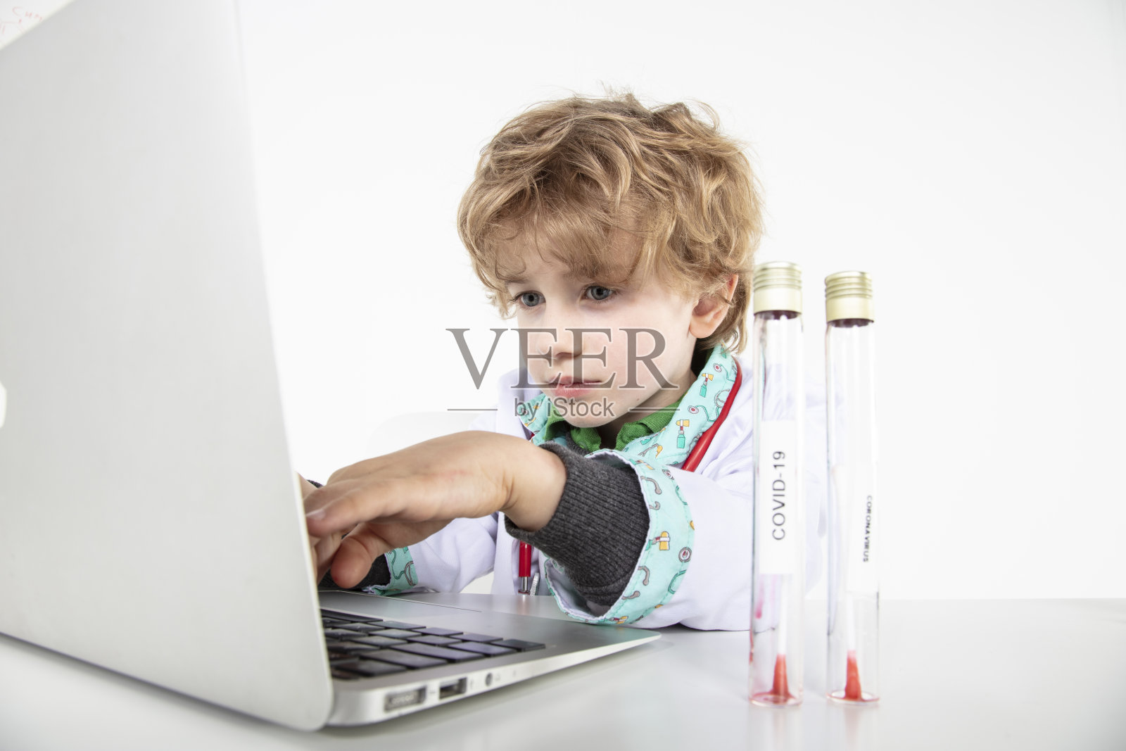 查看疾病数据的沮丧医生照片摄影图片