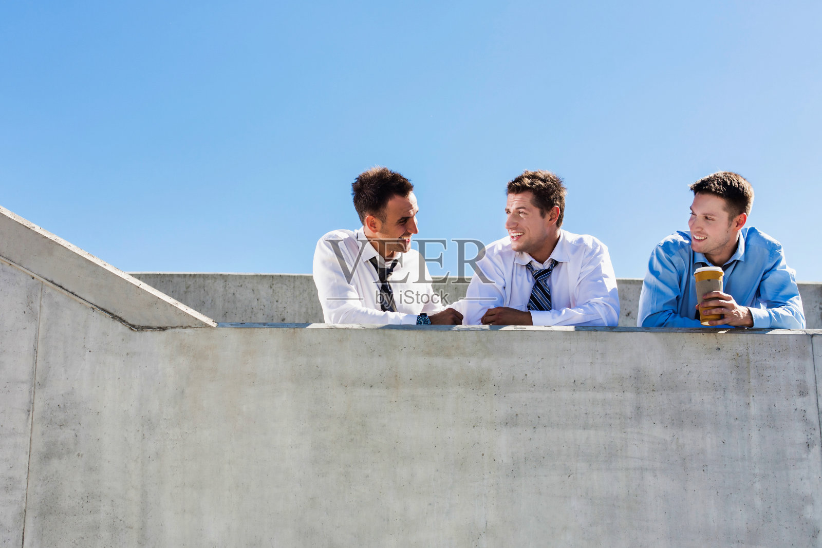 休息期间,一群英俊的商人在办公室屋顶讨论计划照片摄影图片