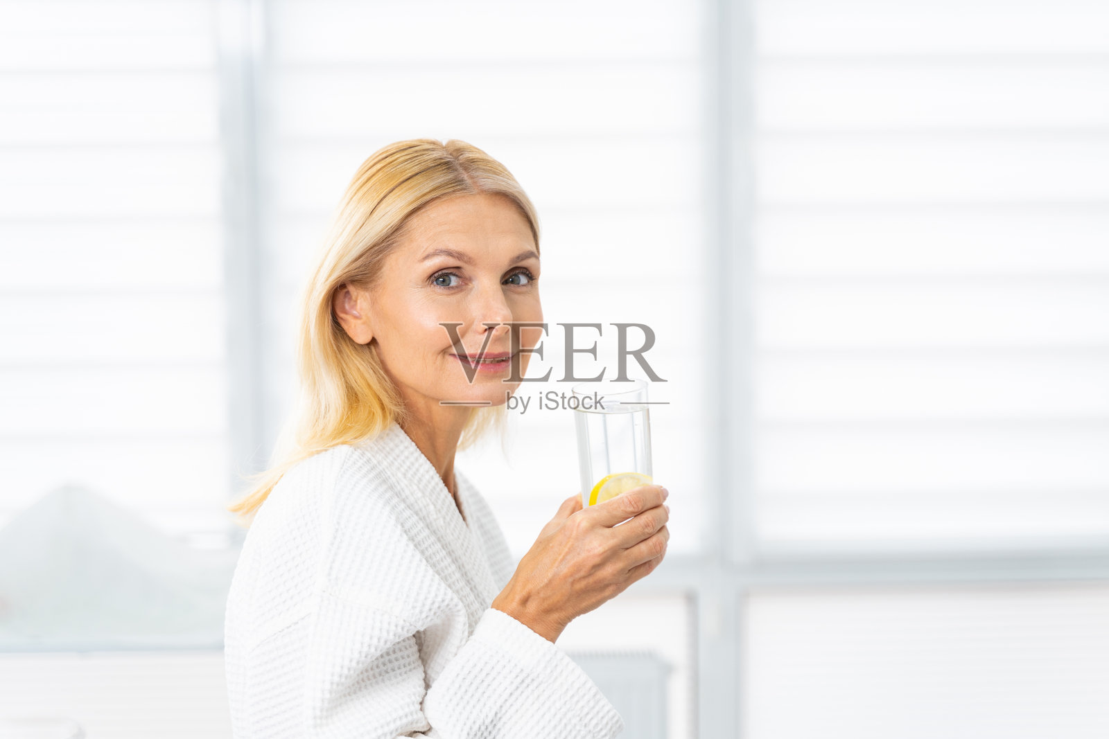 有魅力的成熟女人与一杯饮料照片摄影图片