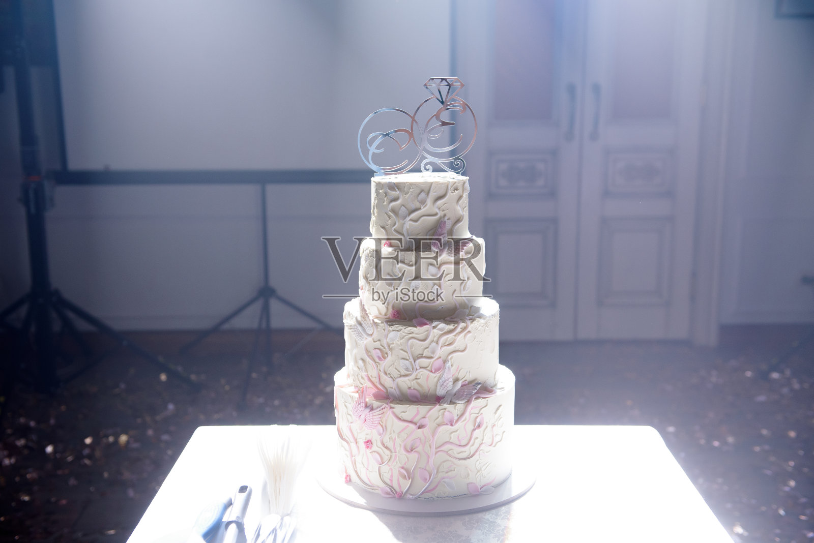 婚礼蛋糕。美味甜蜜的假日自助餐配甜点。照片摄影图片