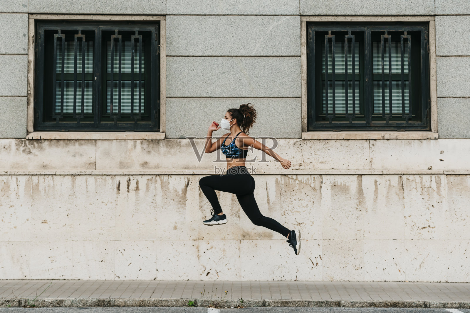 小女孩在新冠肺炎疫情期间进行街头运动照片摄影图片