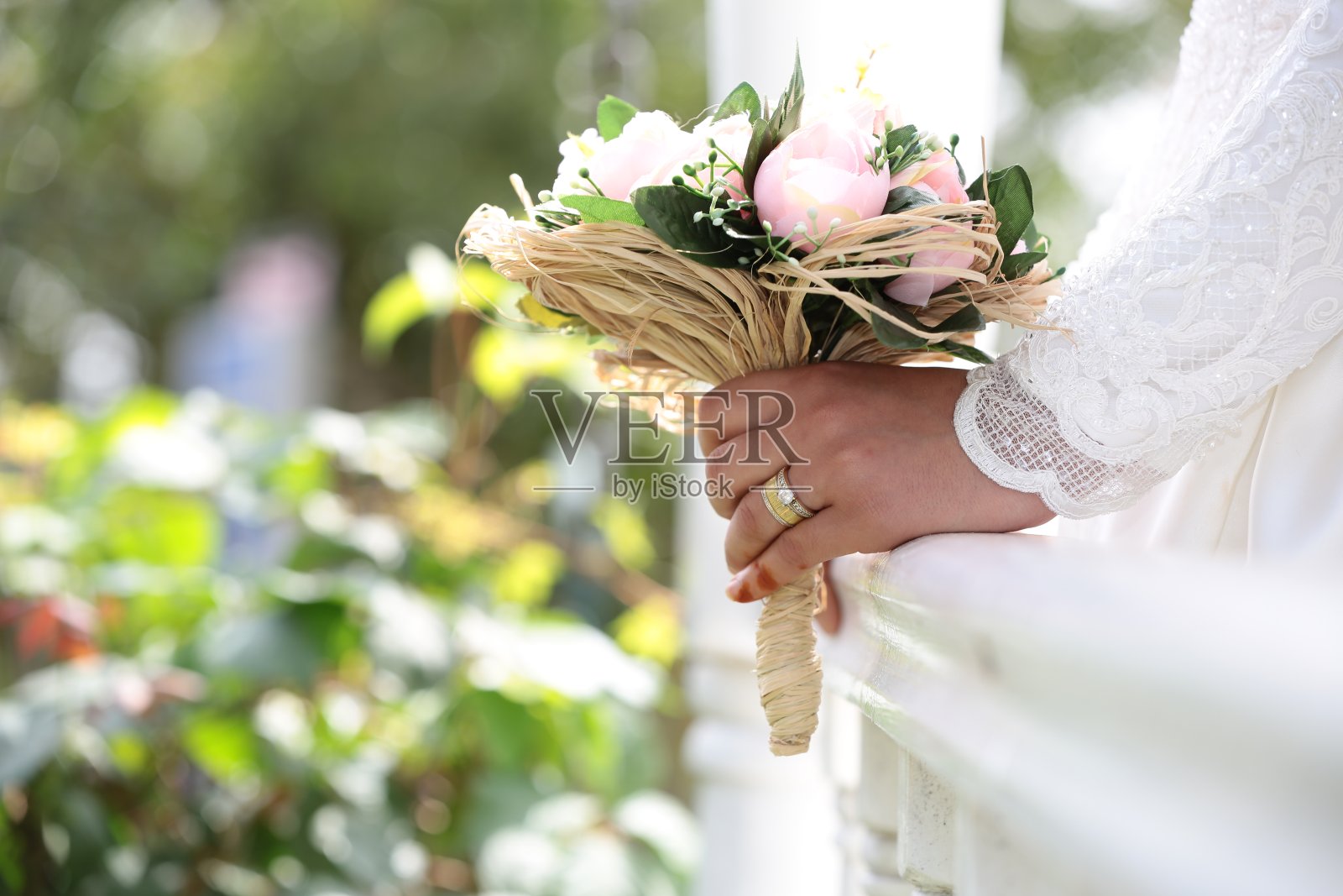 婚礼餐桌设置在乡村风格。照片摄影图片