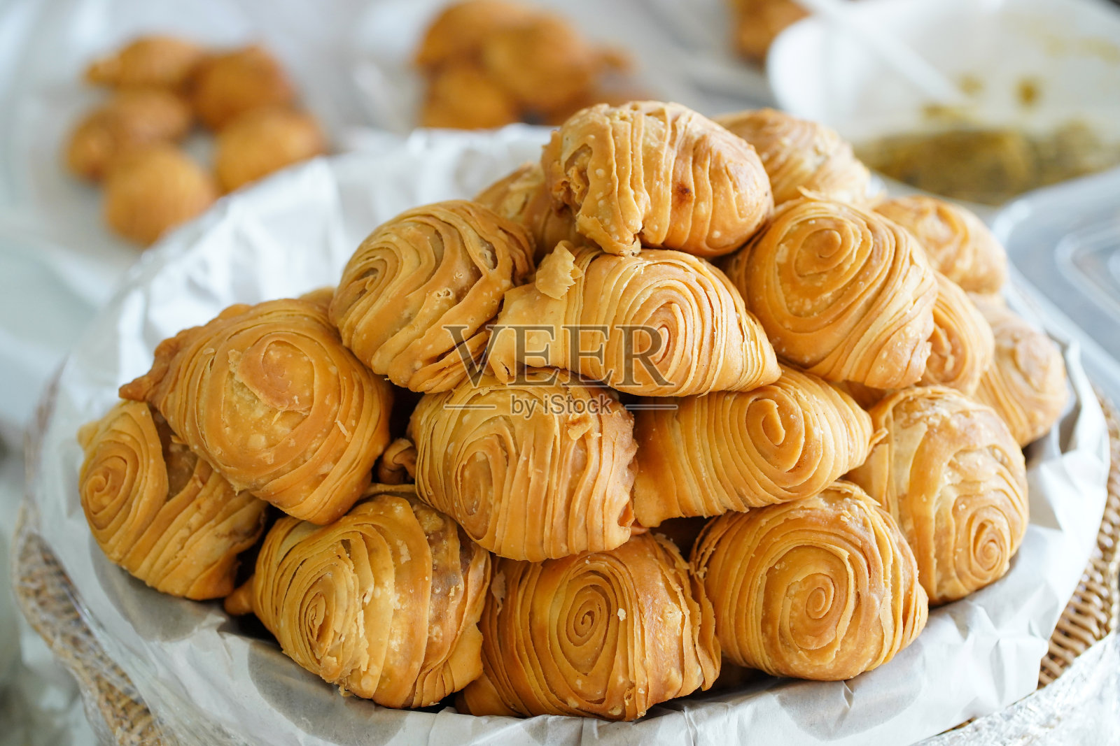 咖喱泡芙。泰国糖果或甜点。Saraburi省级食品。泰国伊斯兰教徒在斋月期间的传统菜单。照片摄影图片