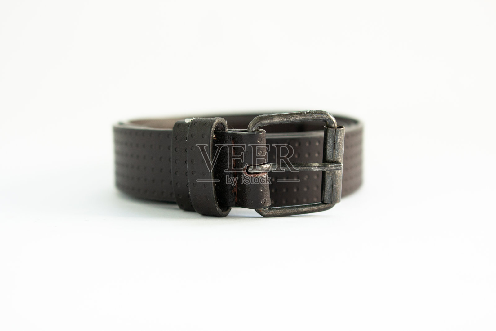 深棕色皮带为男士白色背景照片摄影图片