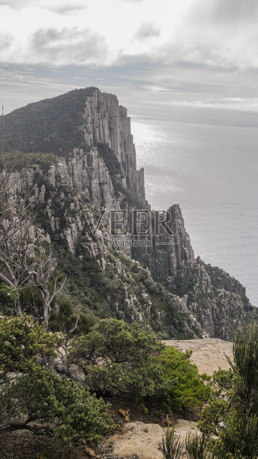 塔斯马尼亚东南部的三角轨道柱角上的岩石景观照片摄影图片