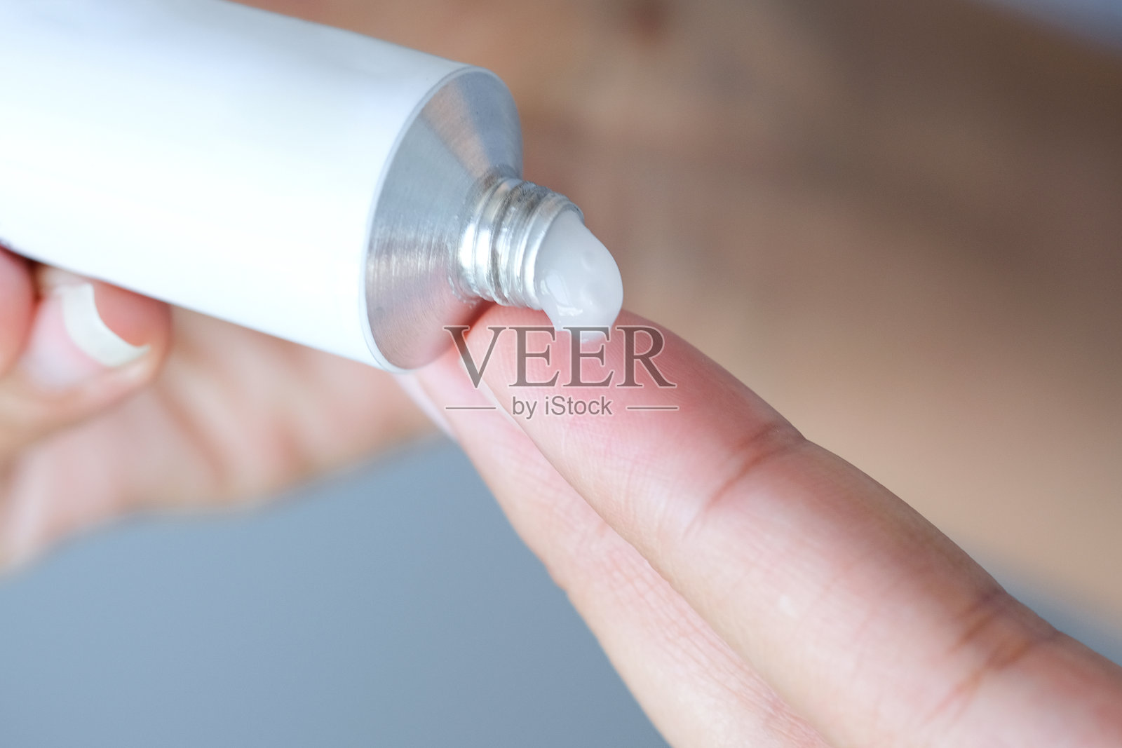 女人的手,她用类固醇敷外型照片摄影图片